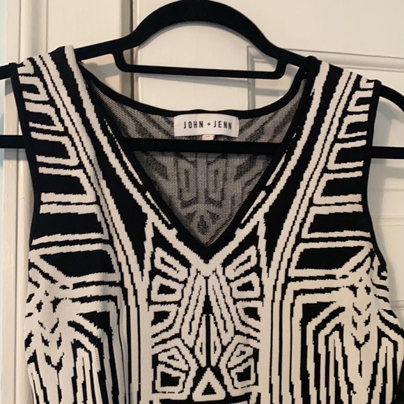 Black and white geometric bodycon dress! - Picture 2 of 3